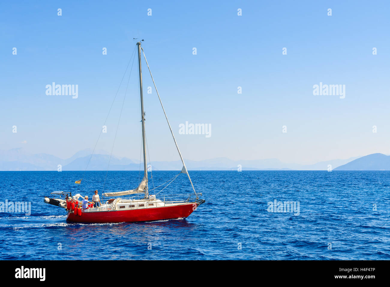 Mare Mediterraneo, GRECIA- Sep 19, 2014: rosso yacht in barca a vela sul mare blu vicino l'isola di Cefalonia. Le isole greche sono una popolare destinazione turistica in Europa. Foto Stock