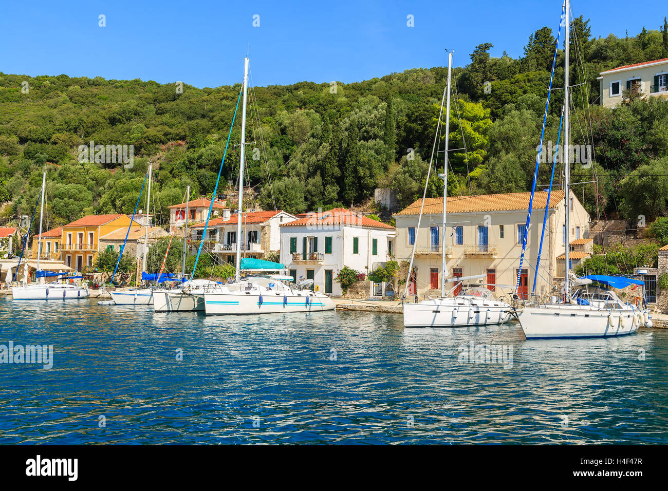 Sailing yacht barche nel porto di Kioni, Itaca Island, Grecia Foto Stock