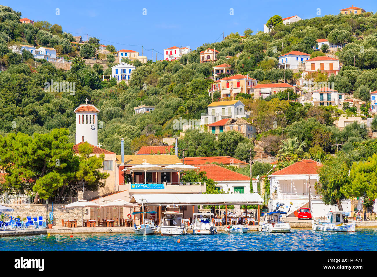 KIONI PORTA, Itaca Island, Grecia - Sep 19, 2014: le tradizionali case greche nel porto di Fiskardo village. Questa città è più visitata attrazione turistica dell'isola. Foto Stock