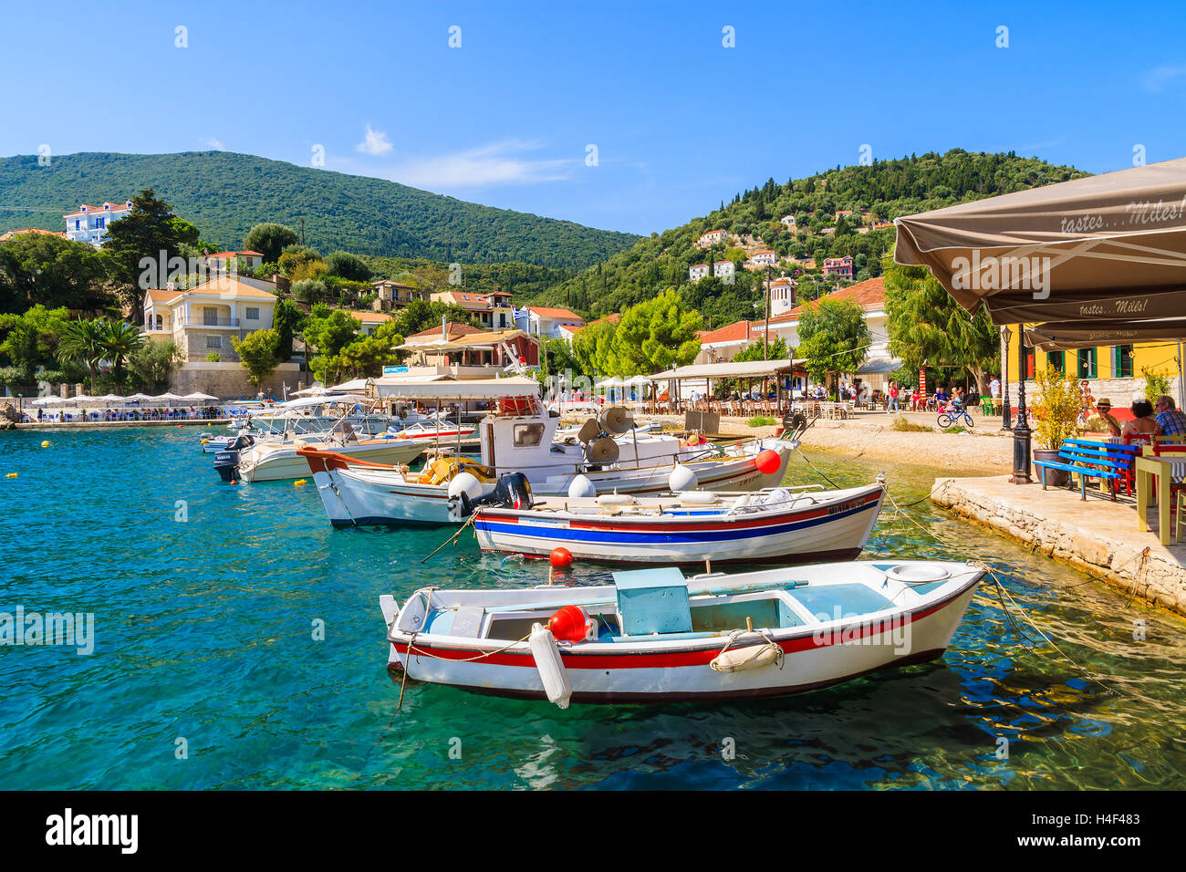 KIONI PORTA, Itaca isola - Sep 19, 2014: colorate barche da pesca nel porto di Kioni. La Grecia è molto popolare meta di vacanza in Europa. Foto Stock
