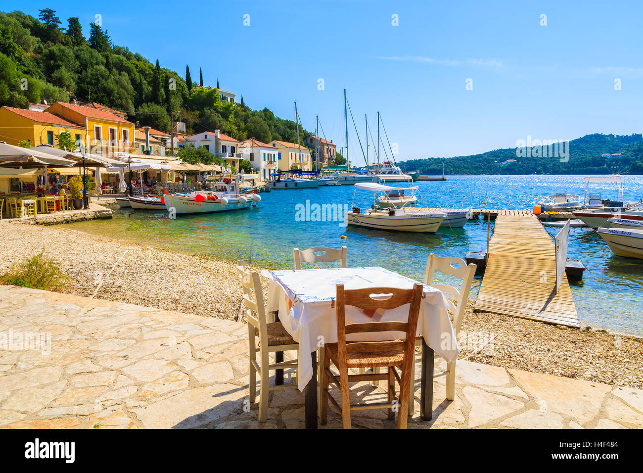 KIONI PORTA, Itaca isola - Sep 19, 2014: tavolo nel ristorante greco Kioni in porto. La Grecia è molto popolare meta di vacanza in Europa. Foto Stock