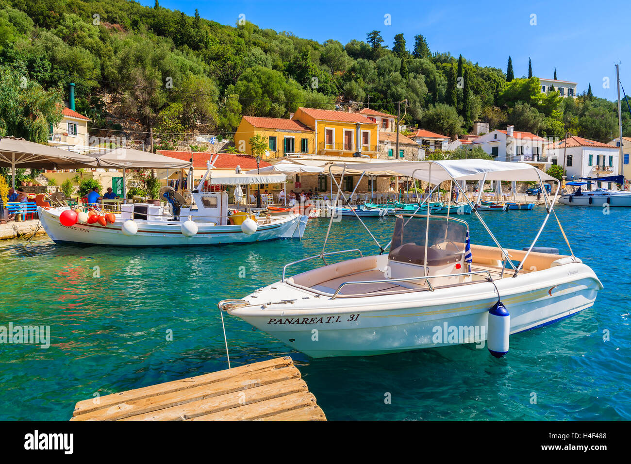 KIONI PORTA, Itaca isola - Sep 19, 2014: barca sul mare turchese acqua nella porta di Kioni. La Grecia è molto popolare meta di vacanza in Europa. Foto Stock