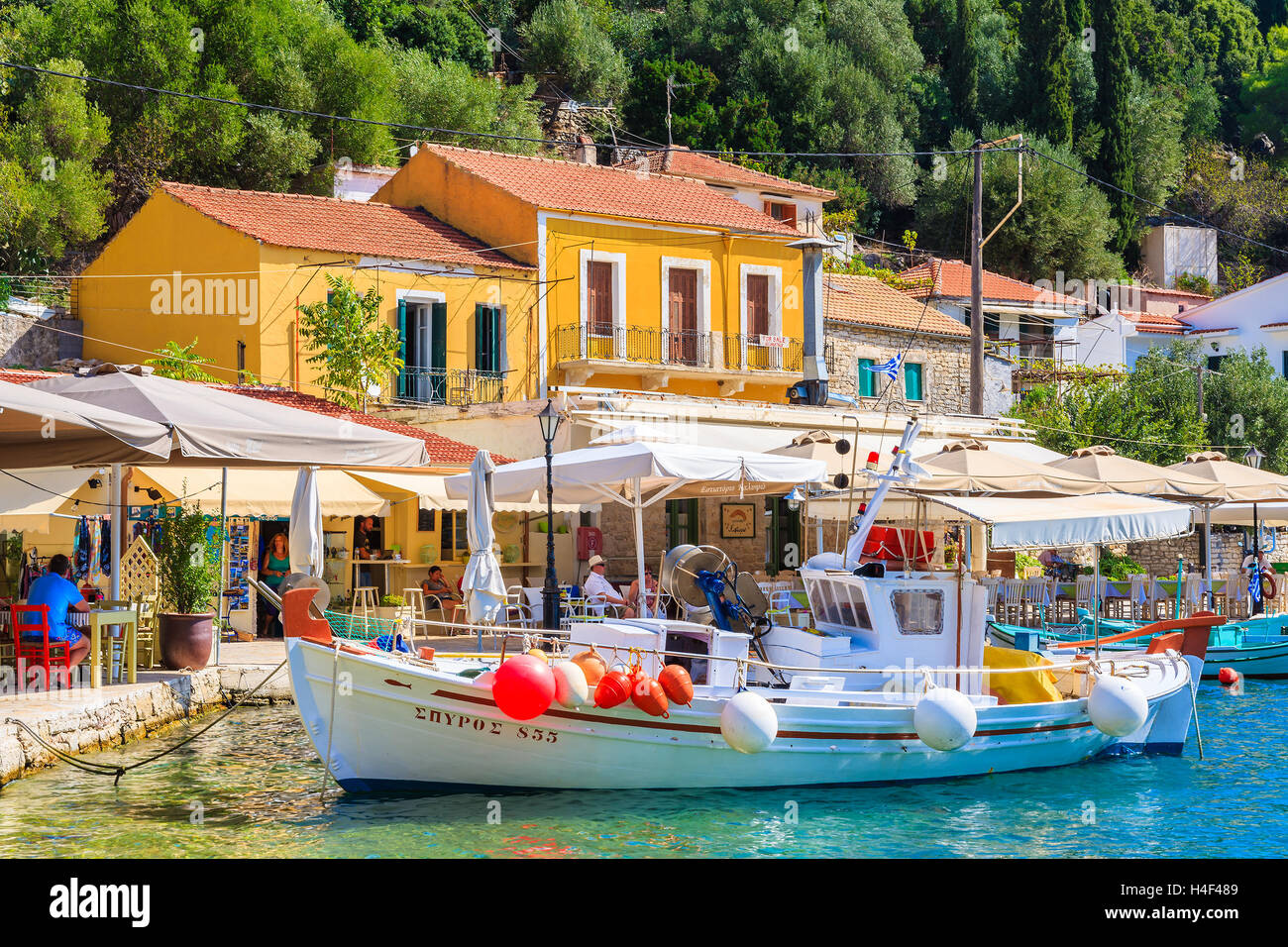 KIONI PORTA, Itaca isola - Sep 19, 2014: barca da pesca sul mare turchese acqua Kioni in porto con le sue case colorate. La Grecia è molto popolare meta di vacanza in Europa. Foto Stock