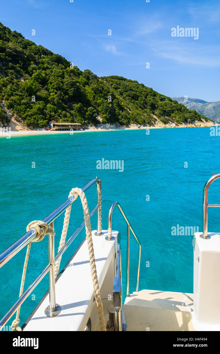 Vista della bellissima spiaggia e mare da imbarcazione turistica Itaca Island, Grecia Foto Stock