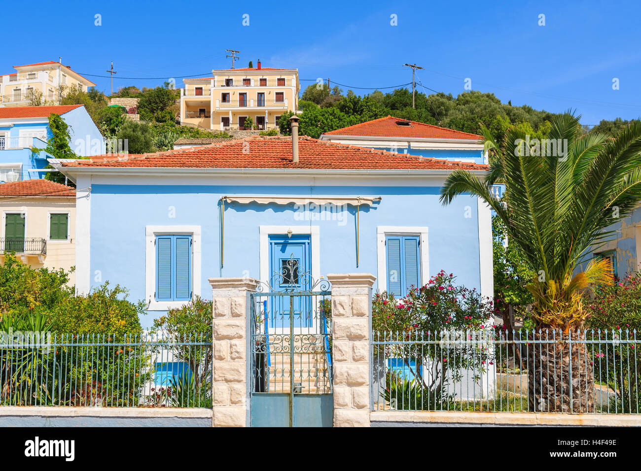 Blu tipica casa greca nel villaggio di Vathi, costiere porta su Itaca Island, Grecia Foto Stock