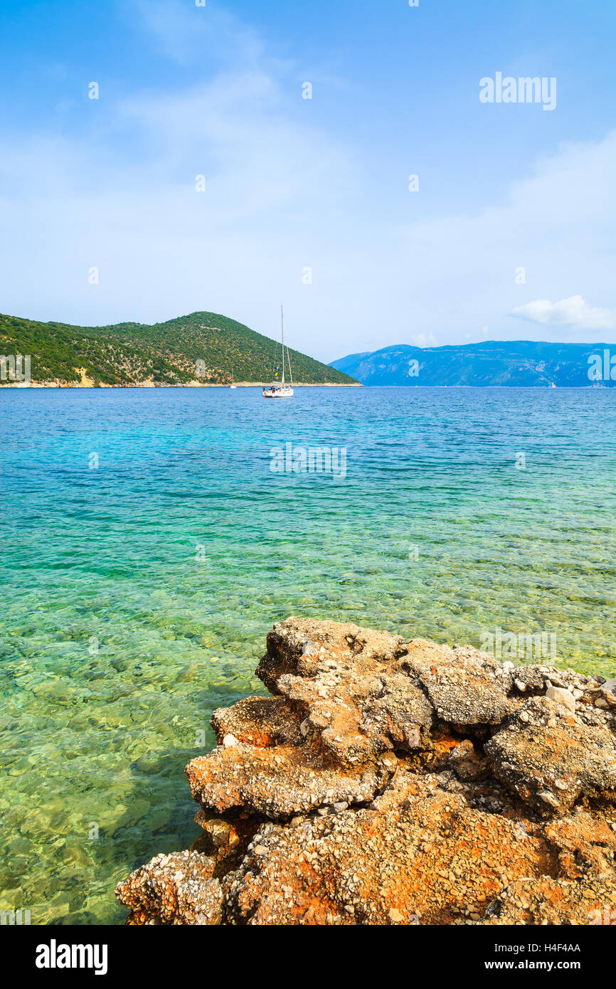 Rocce nel bellissimo mare baia vicino Antisamos beach sull'isola di Cefalonia, Grecia Foto Stock