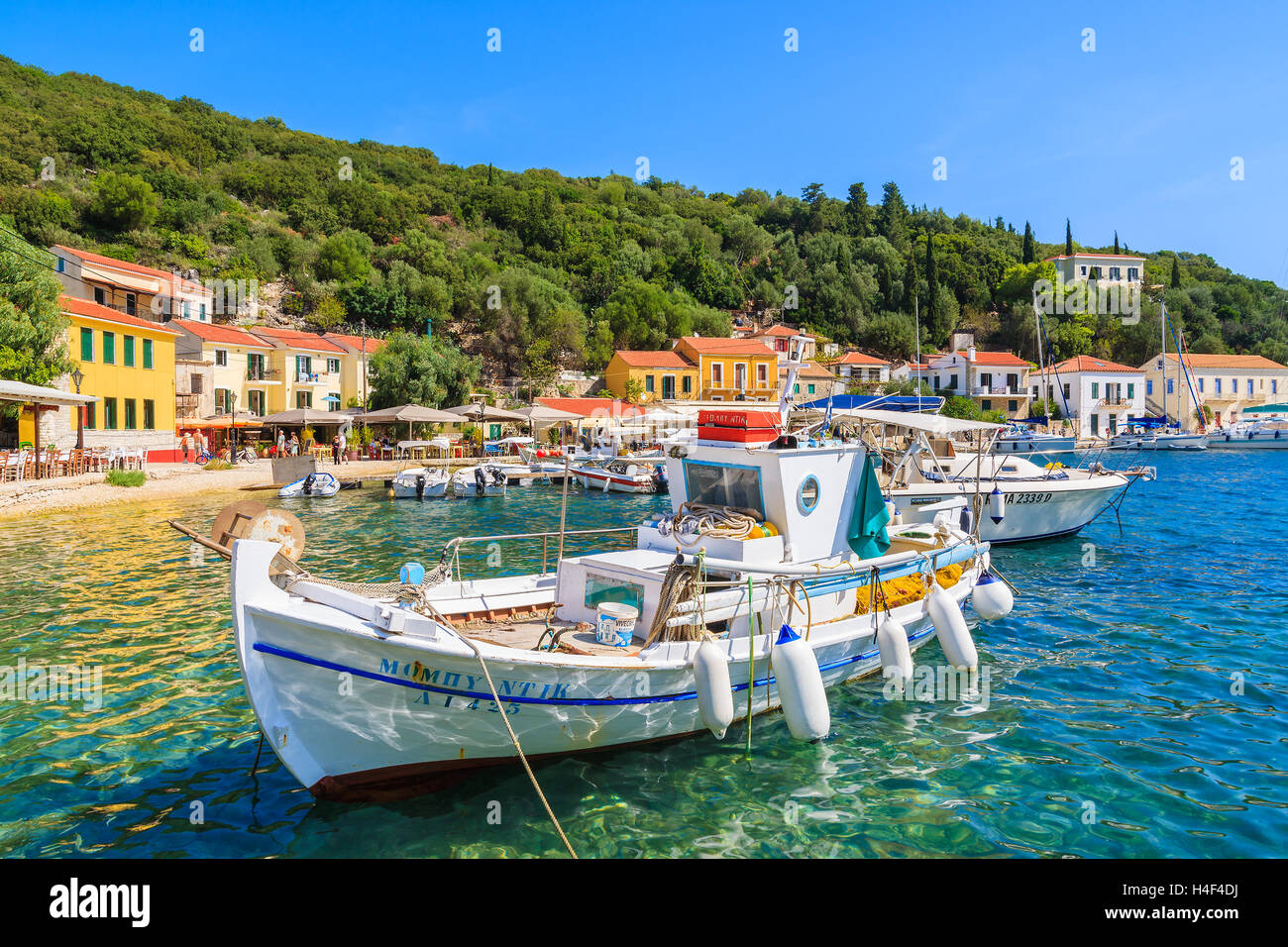Kioni porta, Itaca isola - Sep 19, 2014: tipica barca da pesca di ormeggio nel porto di kioni. le isole greche sono meta di vacanze. Foto Stock