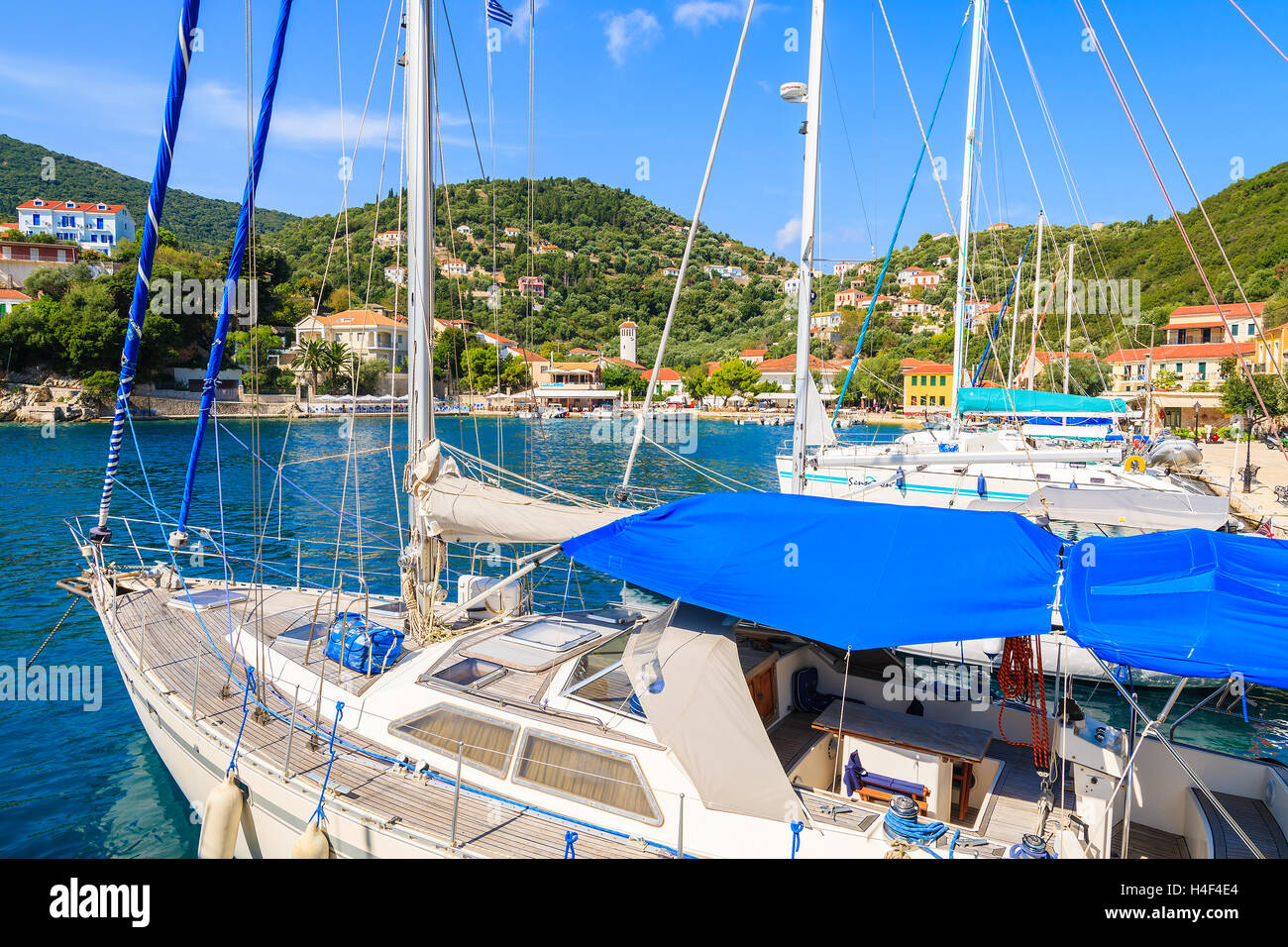 KIONI PORTA, Itaca isola - Sep 19, 2014: yacht barche di ormeggio nel porto di Kioni. Le isole greche sono meta di vacanze in Ue Foto Stock
