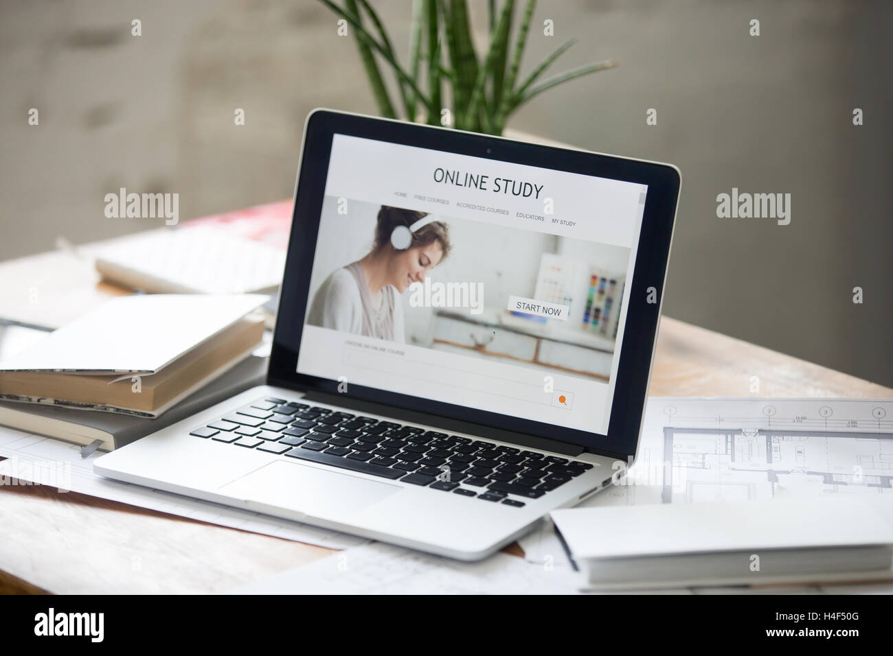 Aprire il laptop sulla scrivania, studio online sullo schermo Foto Stock