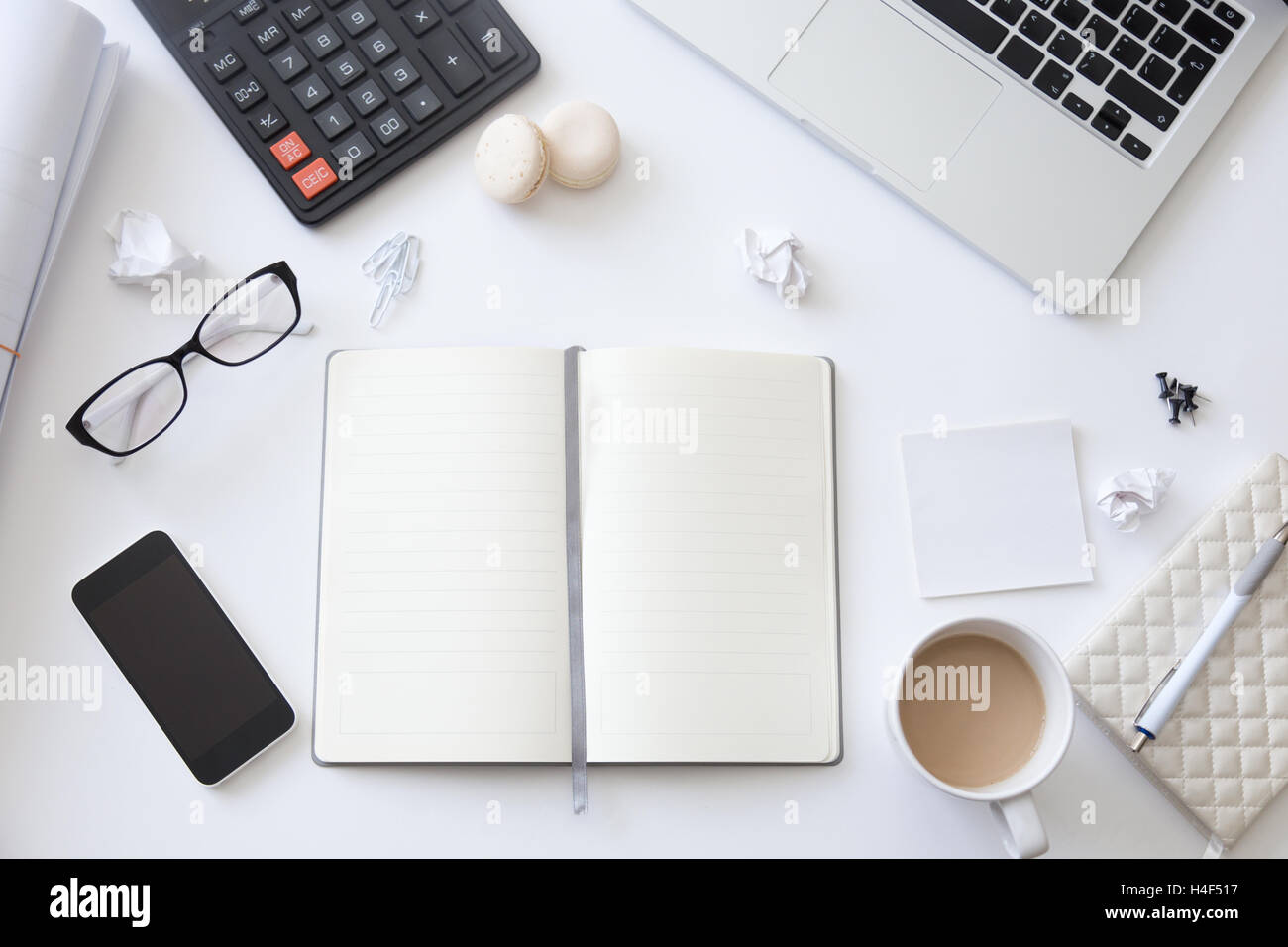 Vista dall'alto di una scrivania con open notebook vuoto Foto Stock