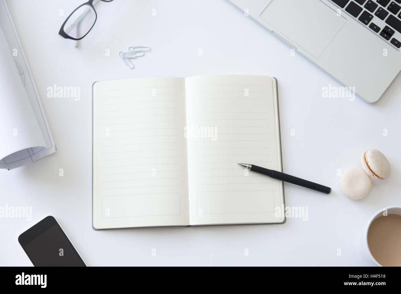 Vista dall'alto di una scrivania con il notebook e la carta da filtro Whatman Foto Stock