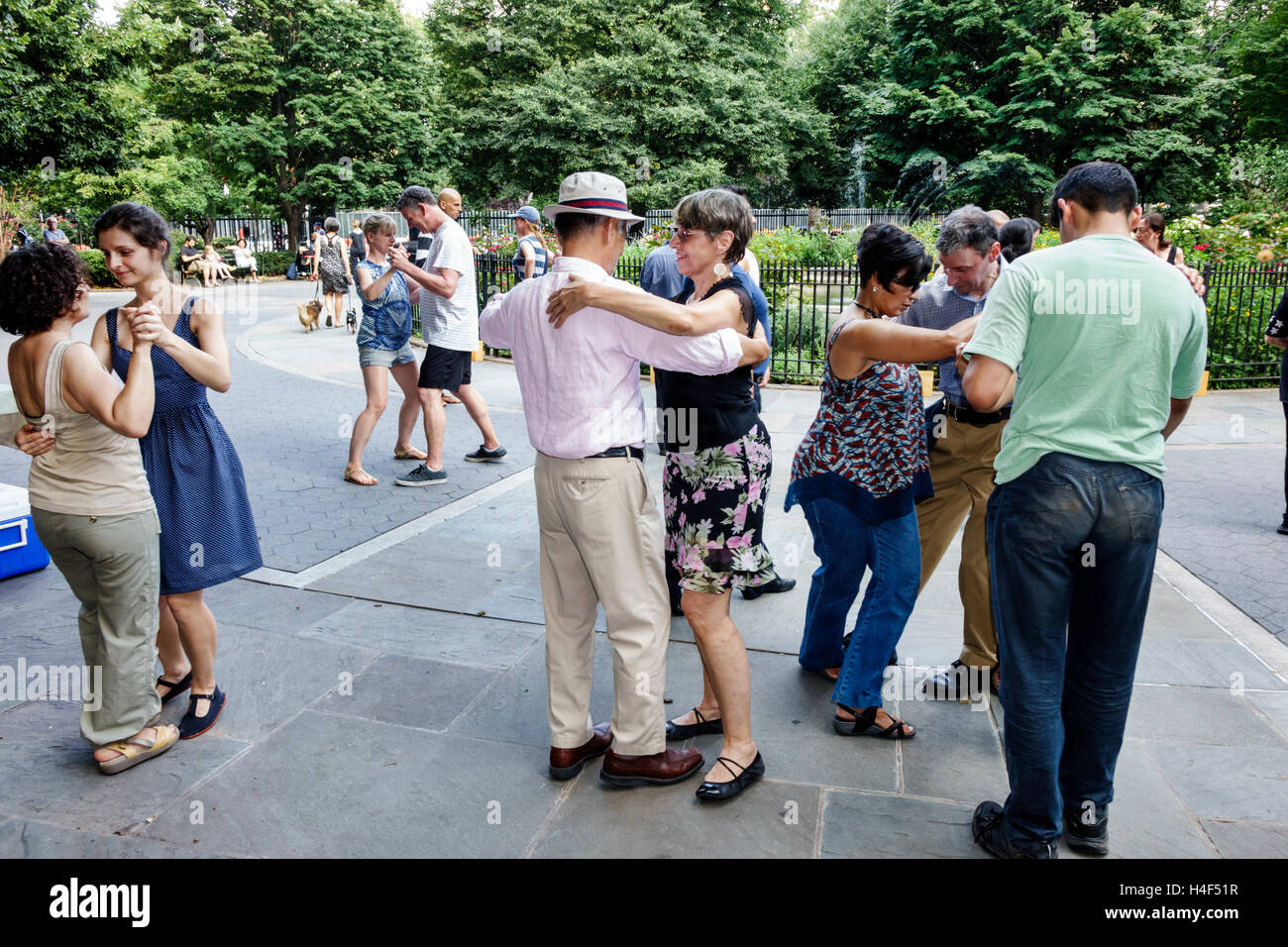 New York City,NY NYC,Manhattan,Stuyvesant Square,parco pubblico,fontana centrale,domenica di Tango con Esmeralda,tango argentino,danza,classe,ballo,adulti,a Foto Stock
