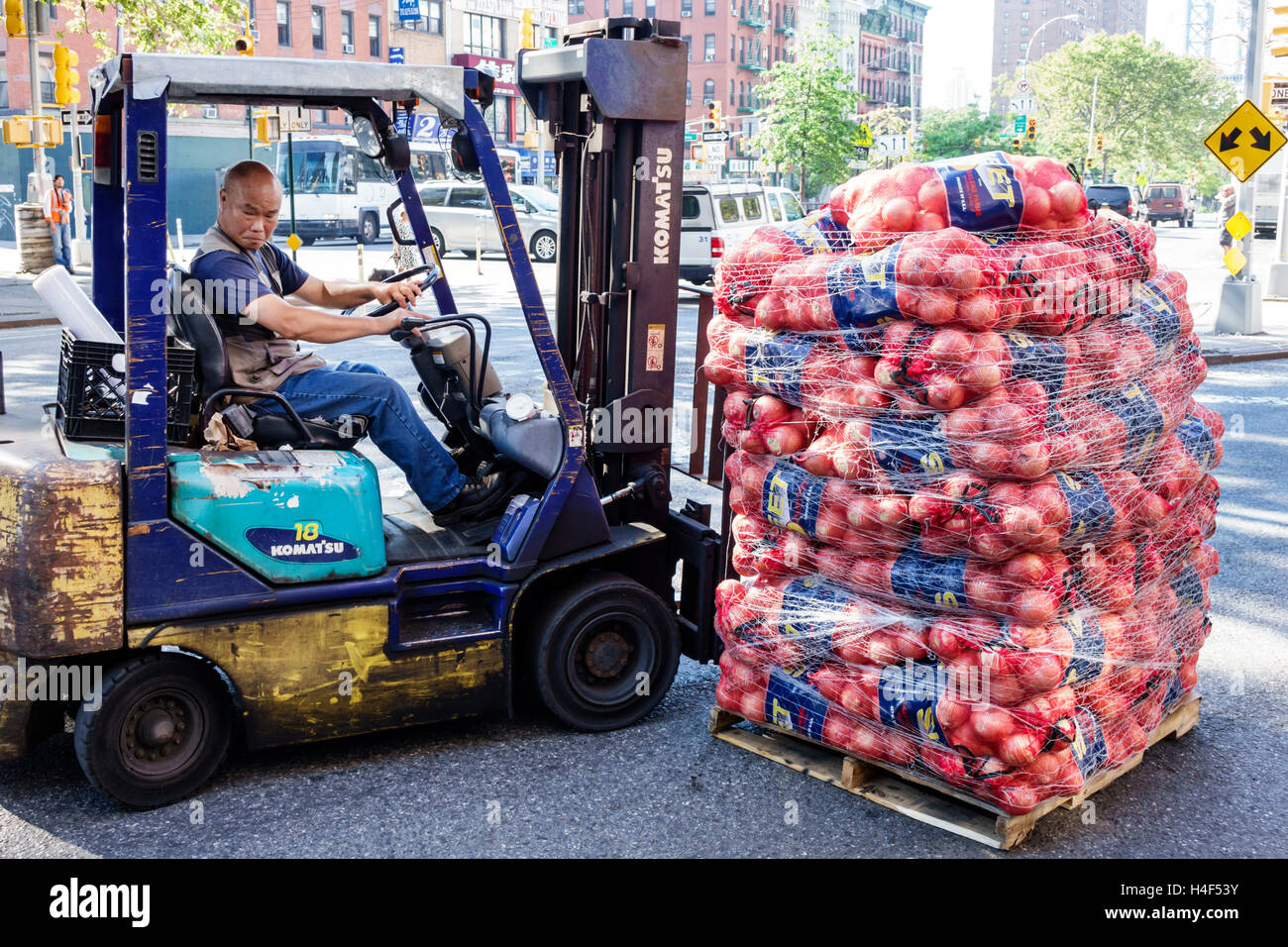 New York City,NY NYC Lower Manhattan,Chinatown,Allen Street,Asian adult,adults,man men maschio,wood pallet,onions,product delivery,wholesale,forklift,Kom Foto Stock