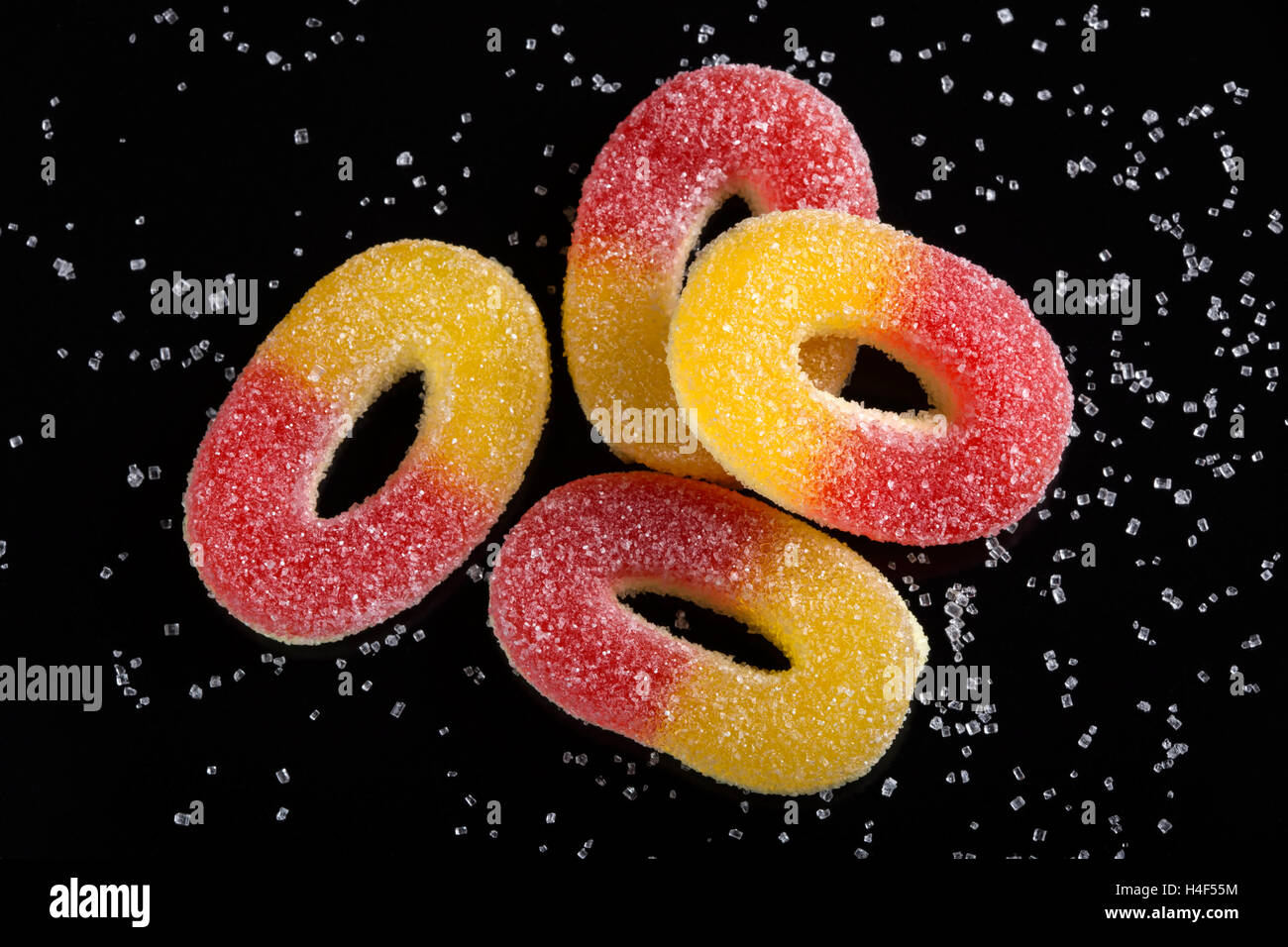 Jelly caramelle con zucchero bianco su sfondo nero Foto Stock