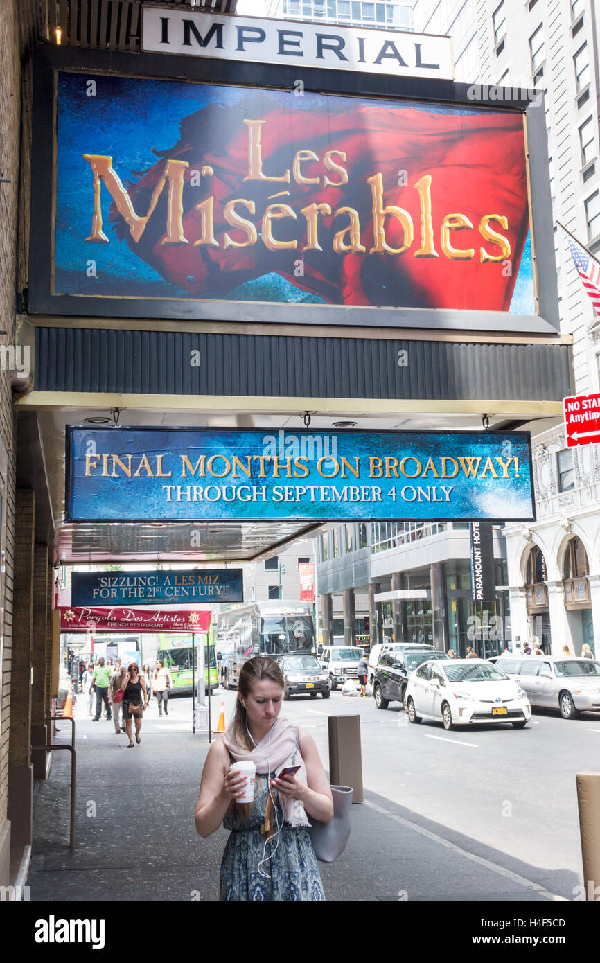 New York City,NY NYC,Manhattan,Midtown,Broadway,quartiere dei teatri,Les Miserables,Imperial Theatre,musical,marquee,fronte,ingresso,adulti adulti,donna wom Foto Stock