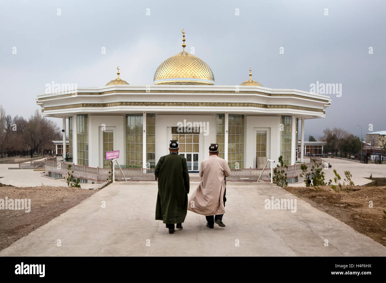 Musulmani andare a pregare nella moschea Nur ul Islam nella città di Khujand della Repubblica del Tagikistan Foto Stock