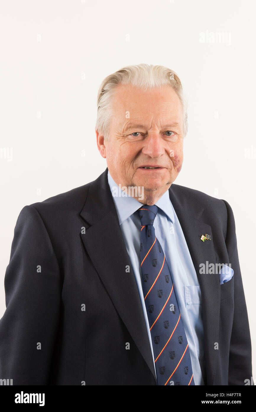 Signore Dafydd Elis-Thomas ex Plaid Cymru AM che esci per diventare un indipendente AM all'Assemblea del Galles. Foto Stock