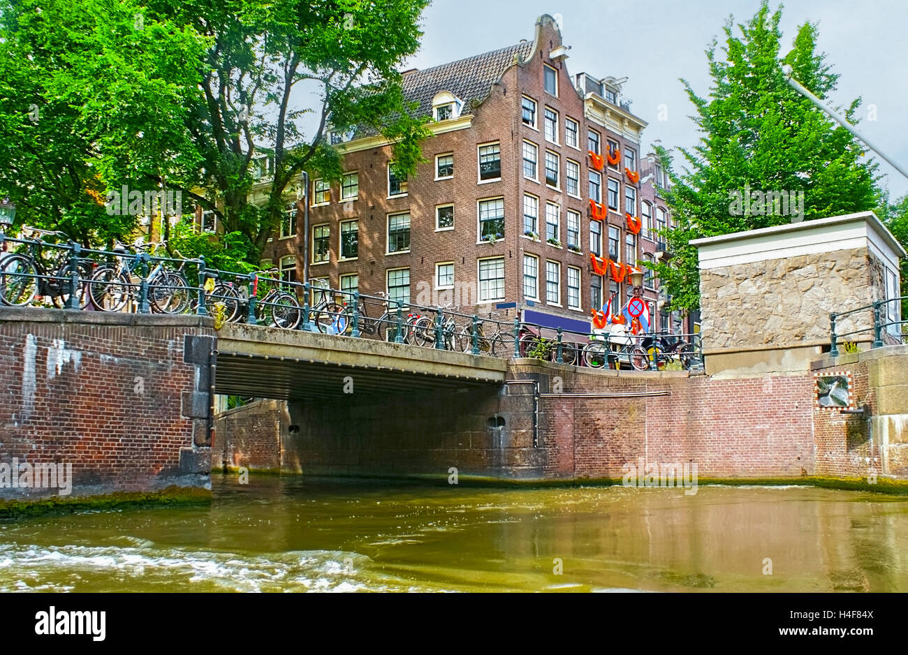 Scena classico di Amsterdam's bridge è sovraccaricato con le biciclette parcheggiate, Paesi Bassi. Foto Stock
