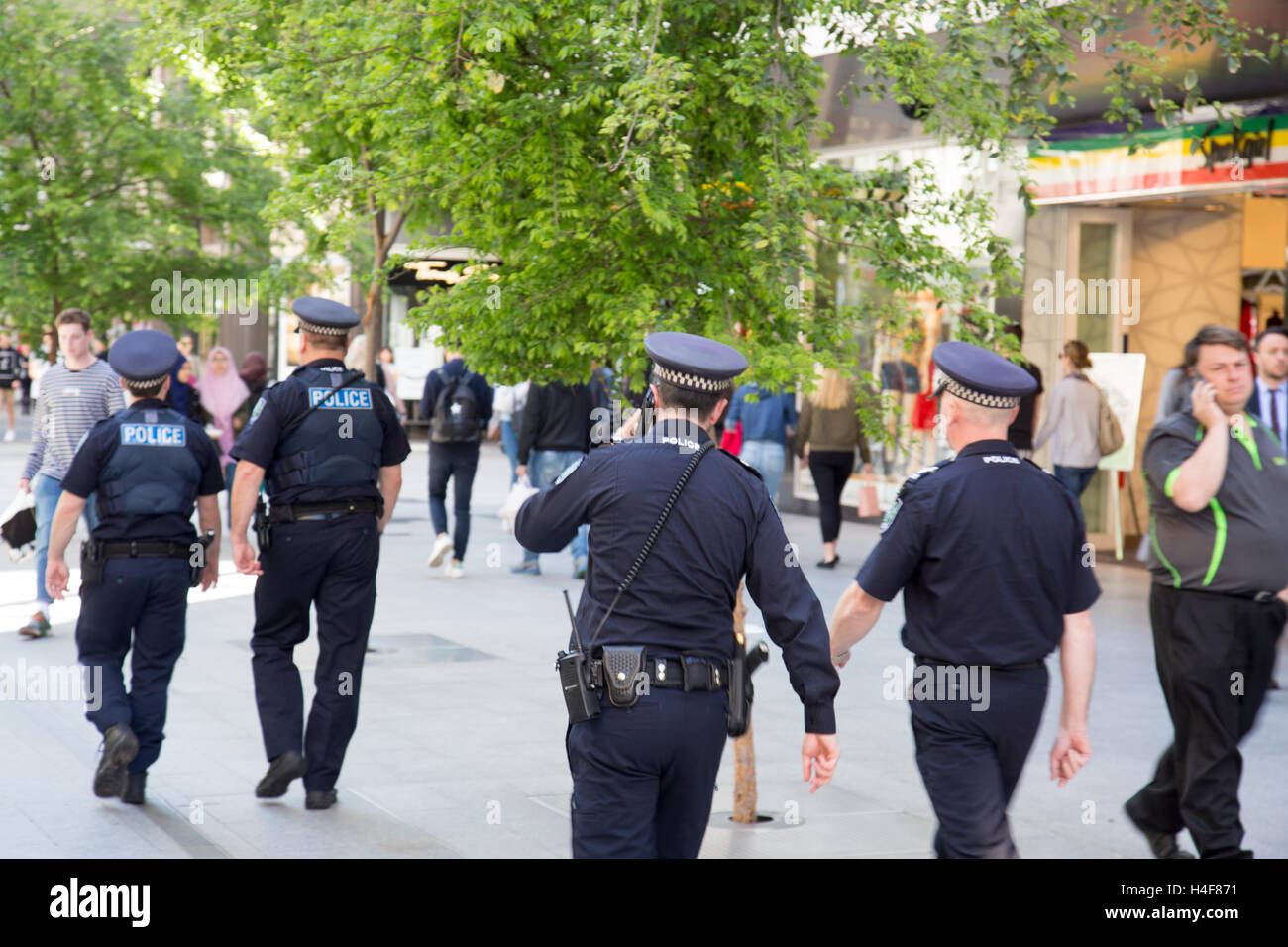 Australian gli ufficiali di polizia a piedi attraverso Adelaide centro città in Sud Australia Foto Stock