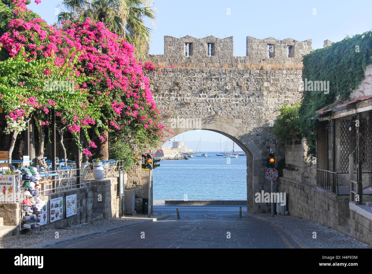 Blu, città, barche, bouganville, Dodecaneso, fiori, fortificazione, gate, Grecia, porto, isola, mediterraneo, porto, purp Foto Stock