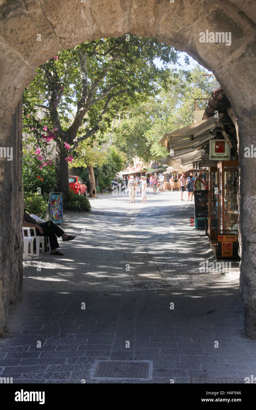 Gateway per via dello shopping nella vecchia città di Rodi Foto Stock