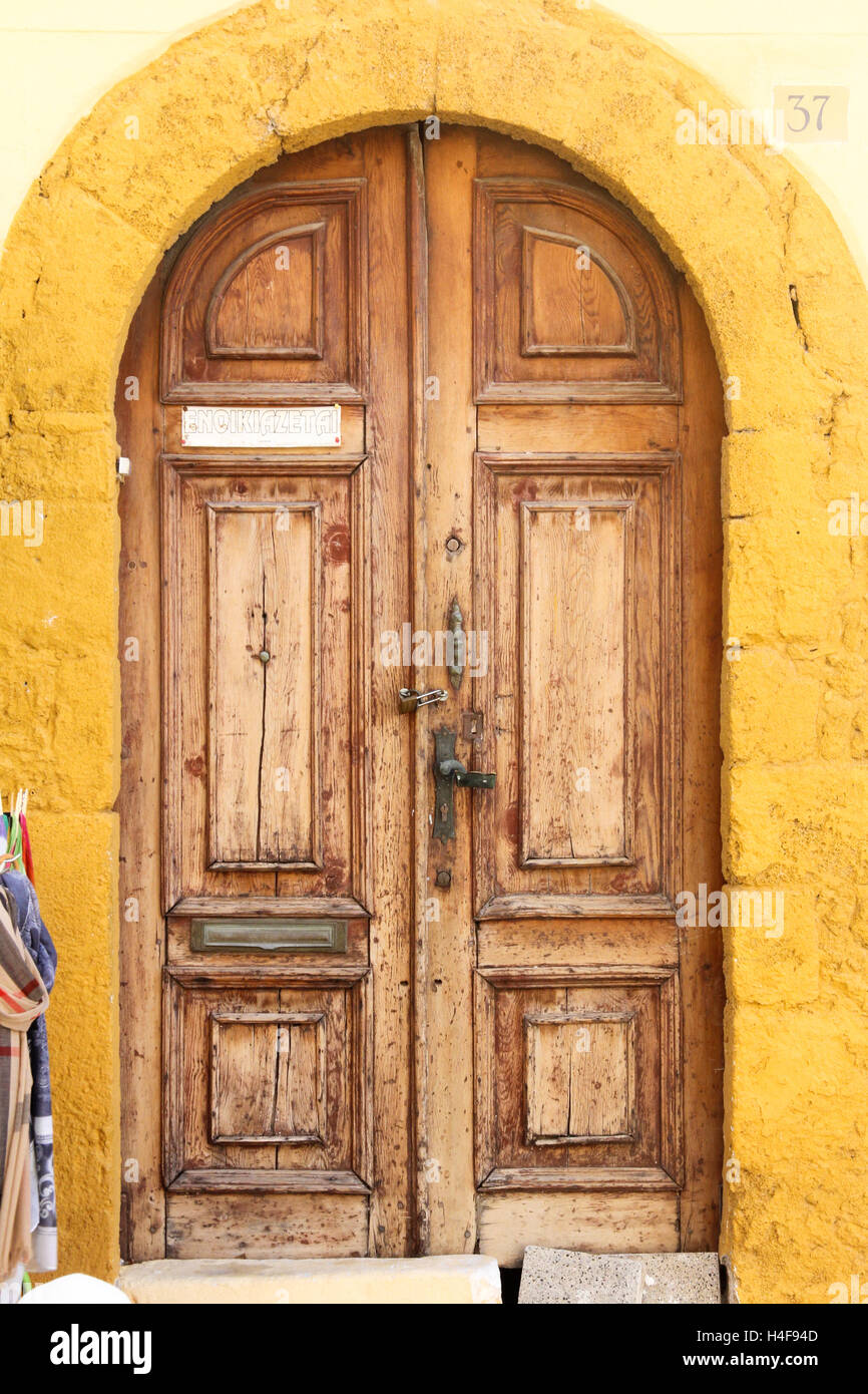 Vecchie porte in legno con una cornice di colore giallo Foto Stock