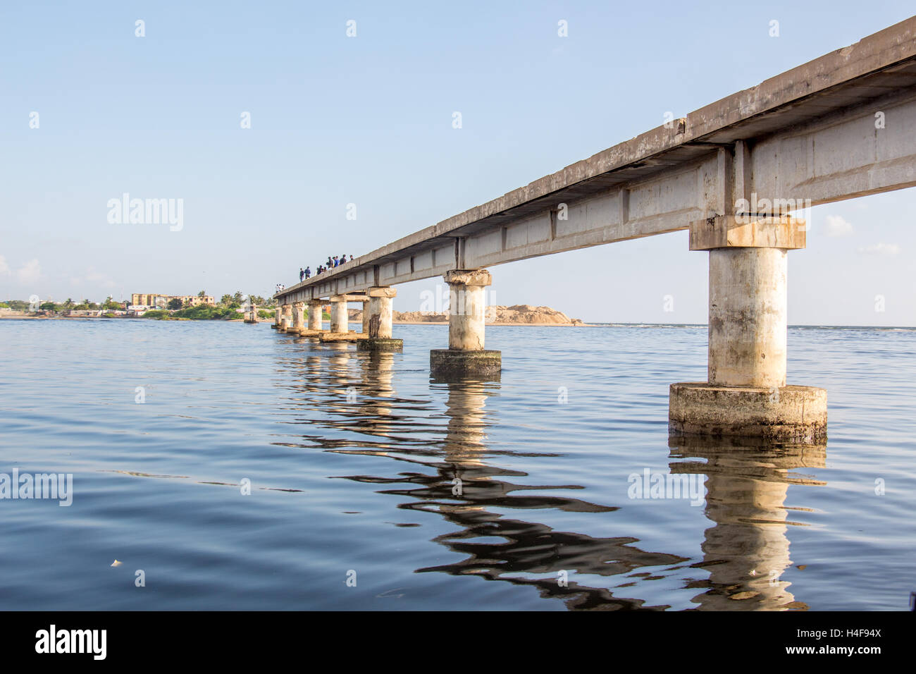 Ponte rotto vicino Elliots Beach, Chennai Foto Stock
