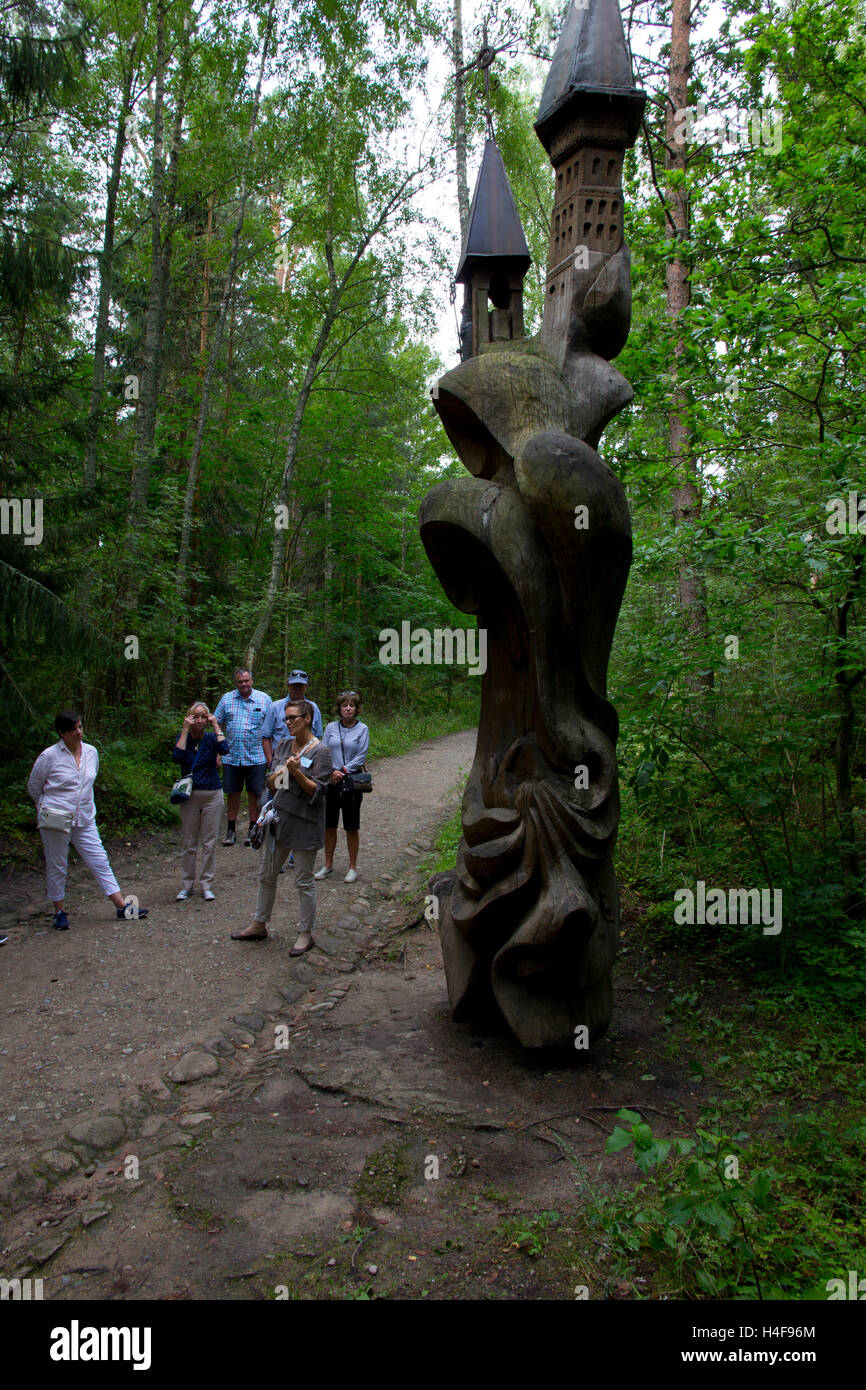 Una guida locale conduce i visitatori in un tour della collina di streghe, sito di un assemblaggio di più di 80 totem-come sculture. Foto Stock