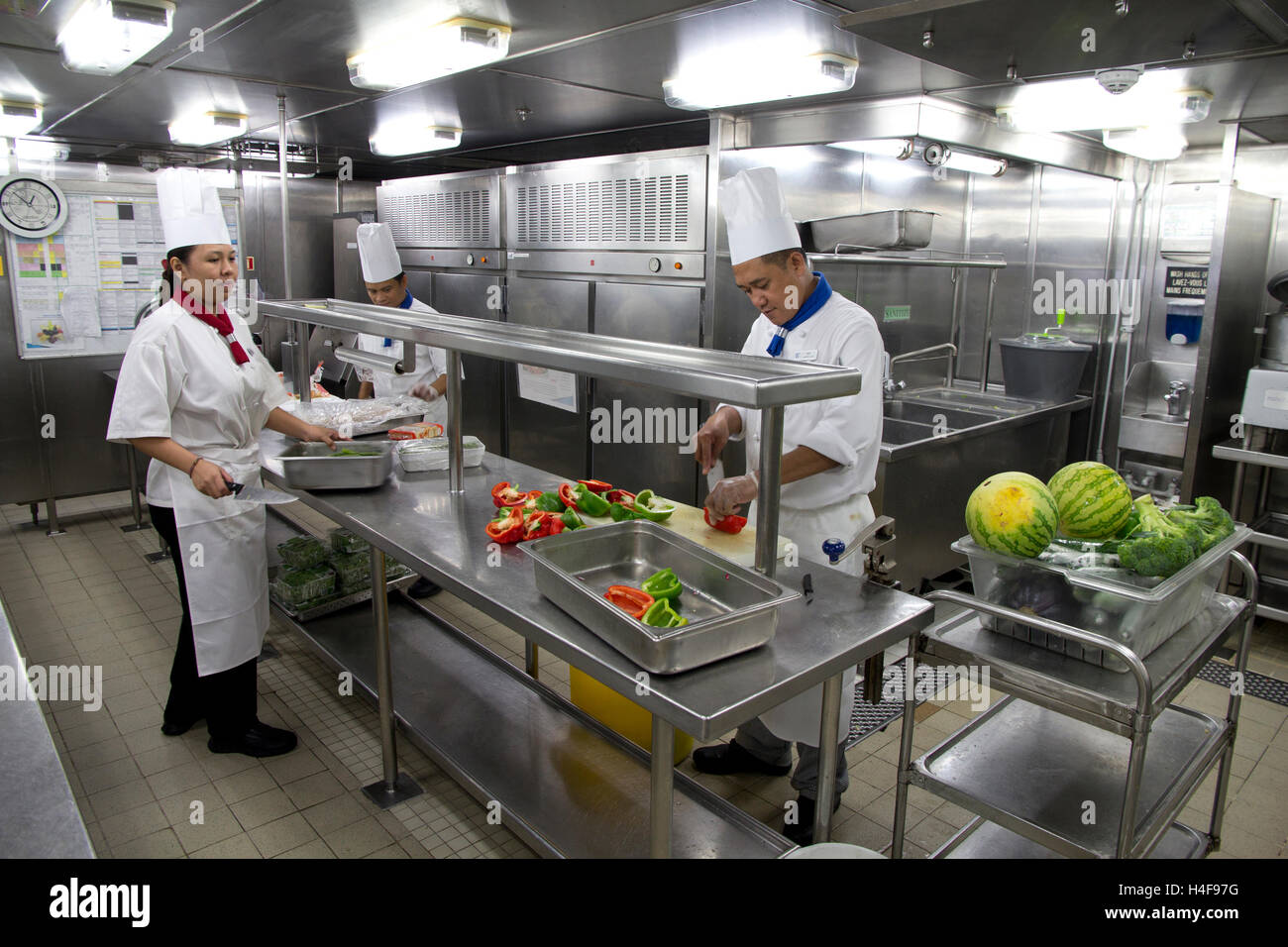 La cucina principale e serve gli ospiti a bordo di Windstar Cruises vela-cruiser Wind Surf, è un modello di efficienza. Foto Stock