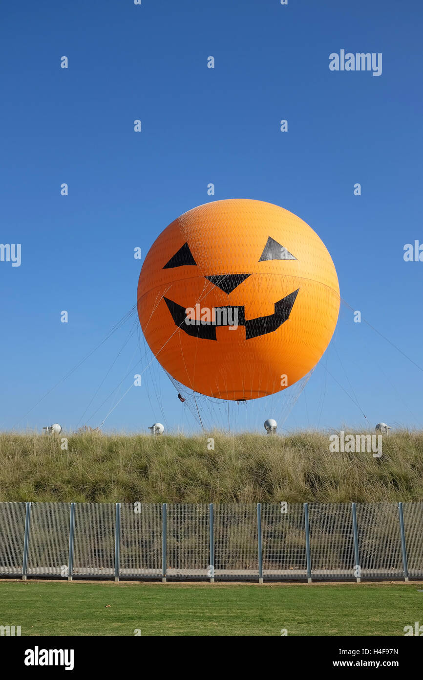 IRVINE, CA - 14 ottobre 2016: La Orange County Great Park Balloon Ride. Il palloncino, decorata per Halloween ride, è uno di t Foto Stock