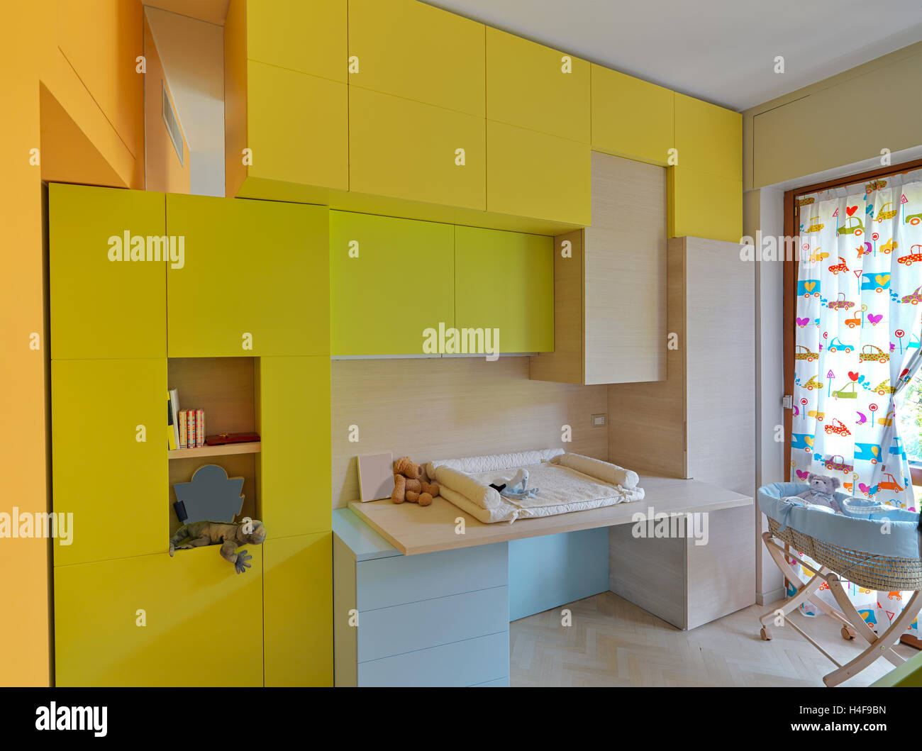 Vista interna di una moderna sala per bambini con mobili colorati Foto Stock