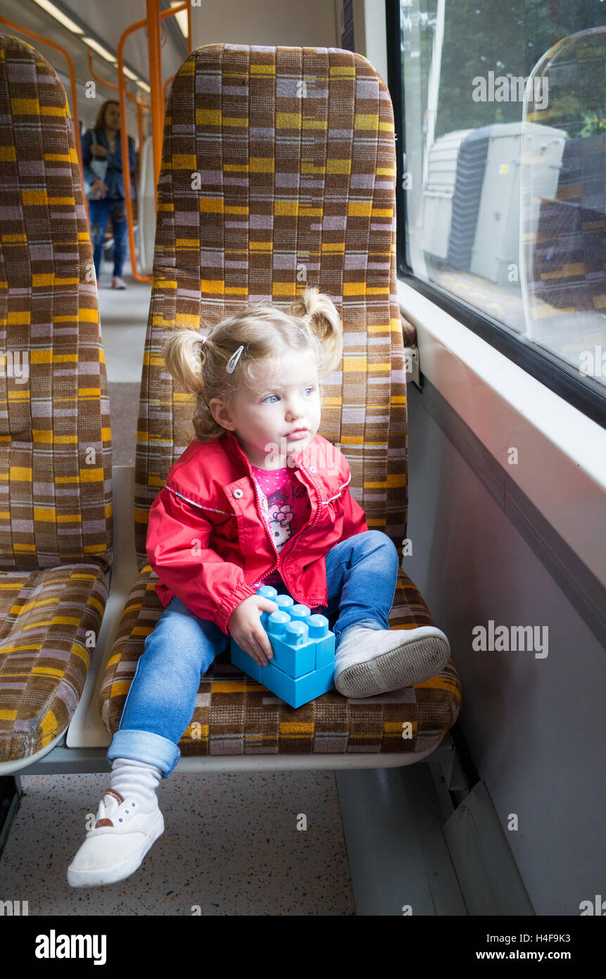 Due anni di bambino viaggia sulla London Overground, REGNO UNITO Foto Stock