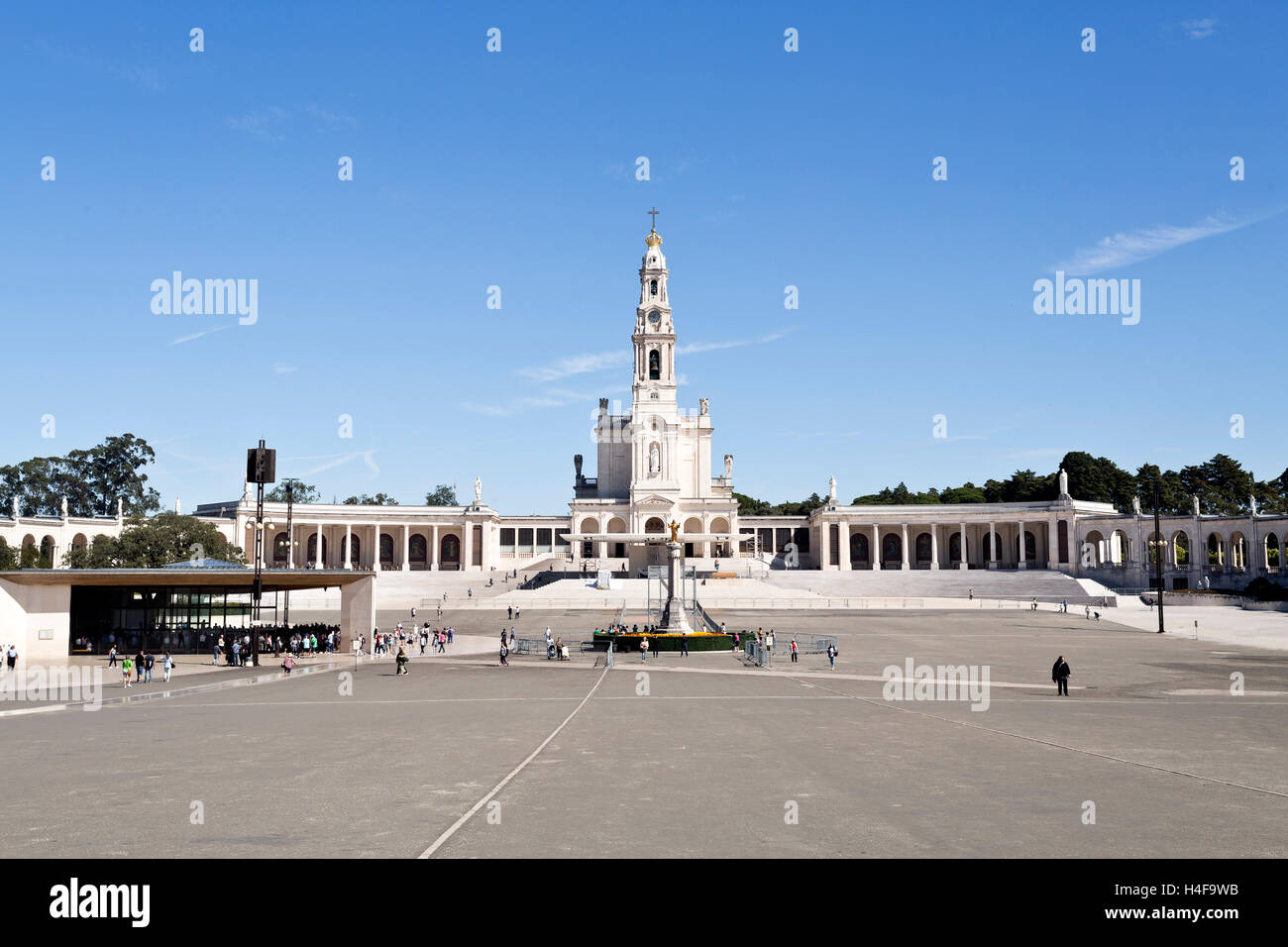 La Basilica di Nostra Signora del Rosario di Fatima visto dalla nuova chiesa della Santissima Trinità a Fatima, Portogallo Foto Stock