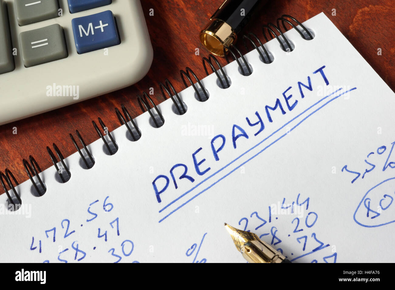 Blocco note con pagamento anticipato su una superficie di legno. Foto Stock