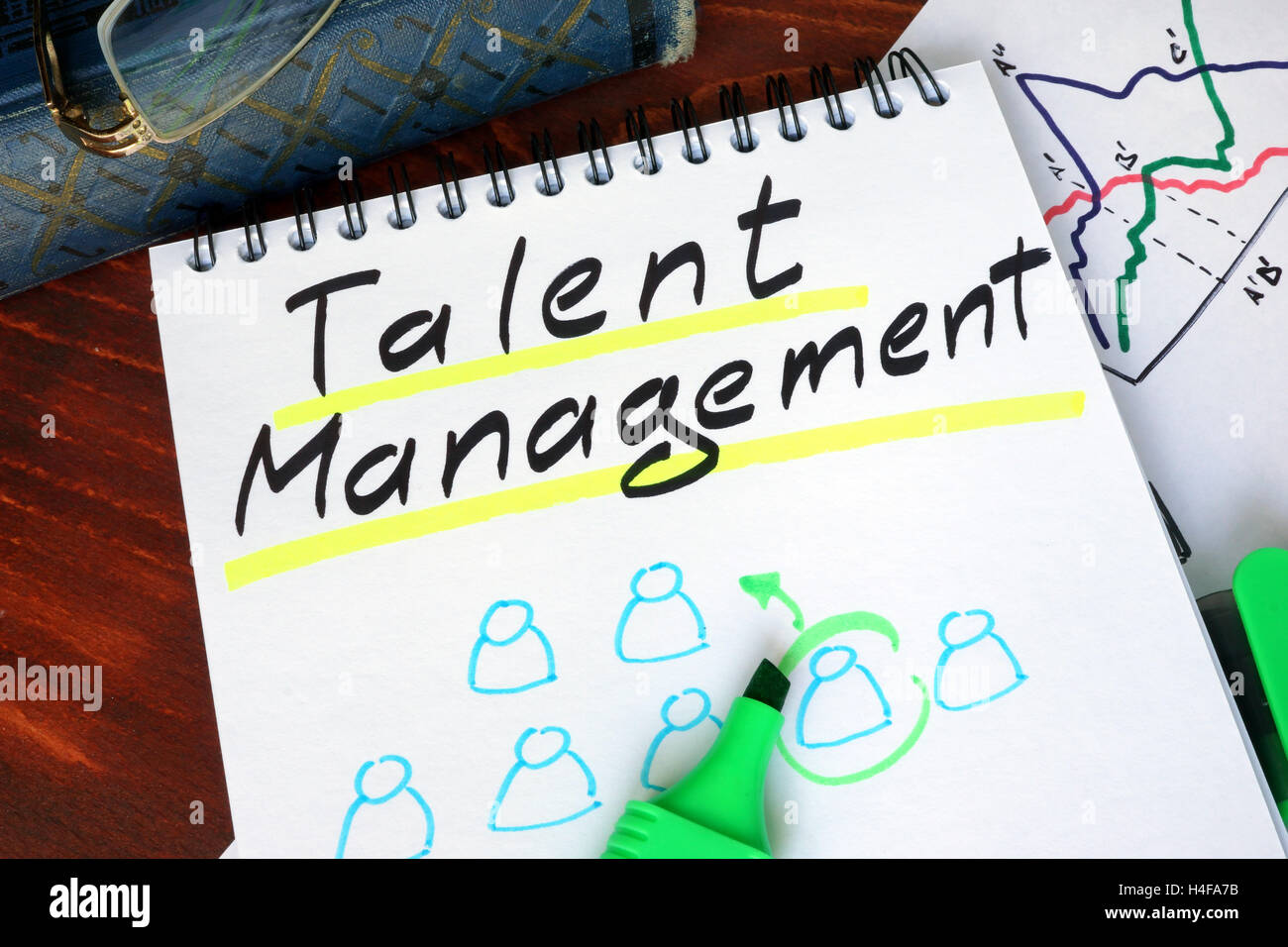 Blocco note con il Talent Management su una superficie di legno. Foto Stock