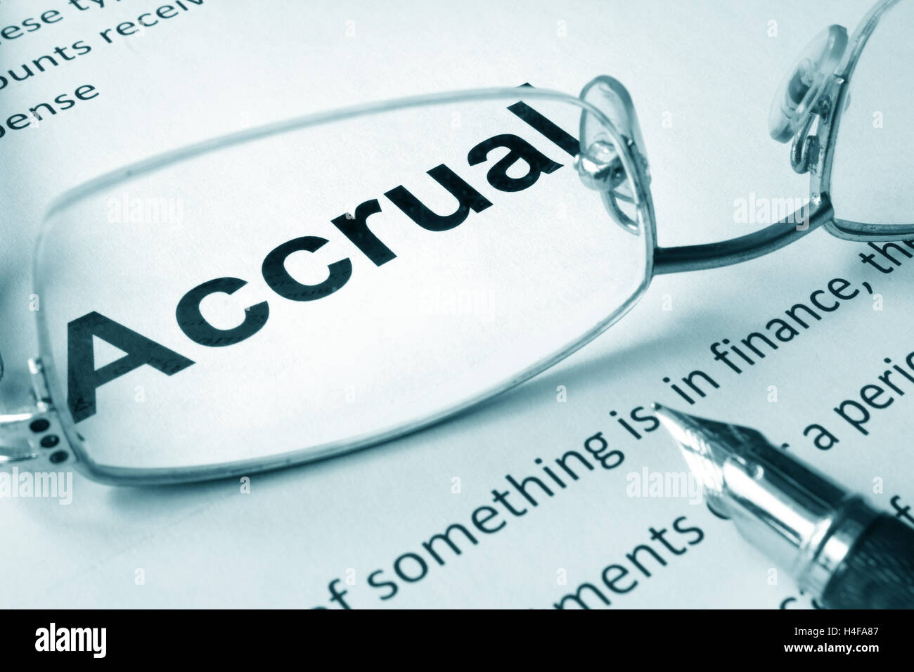 Carta con segno accantonamento e una penna. Il concetto di business. Foto Stock