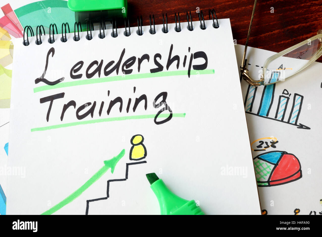 Leadership Training scritto in un blocco note con il marcatore. Foto Stock