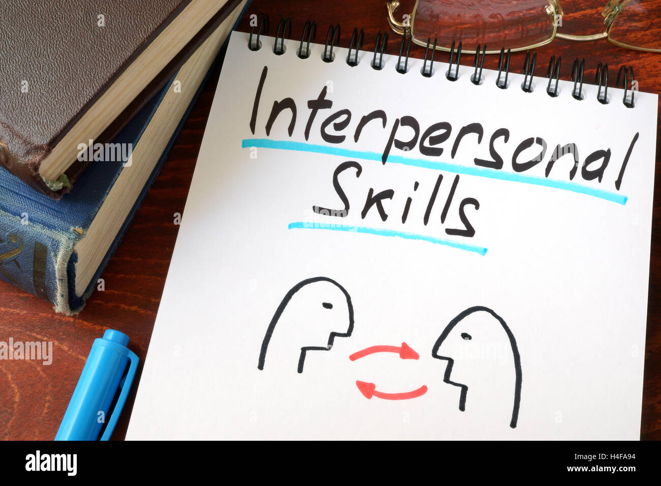 Competenze interpersonali scritto in un foglio di carta con gli occhiali. Foto Stock