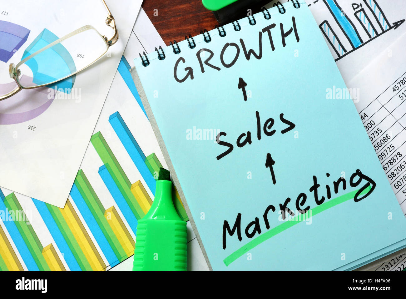 La crescita delle vendite e concetto di commercializzazione scritto su un foglio di carta. Foto Stock