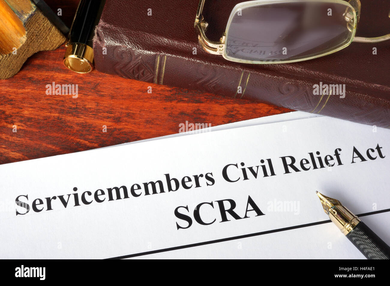 Servicemembers civile atto di sfiato (SCRA) e un libro. Foto Stock