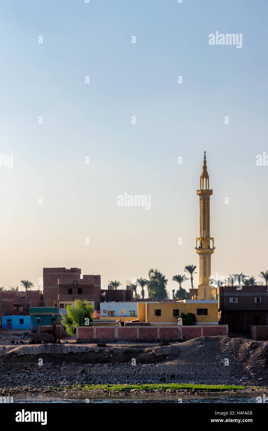 Una moschea domina lo skyline e nani vicino da case, sorge sulle rive del fiume Nilo vicino a Luxor. Foto Stock