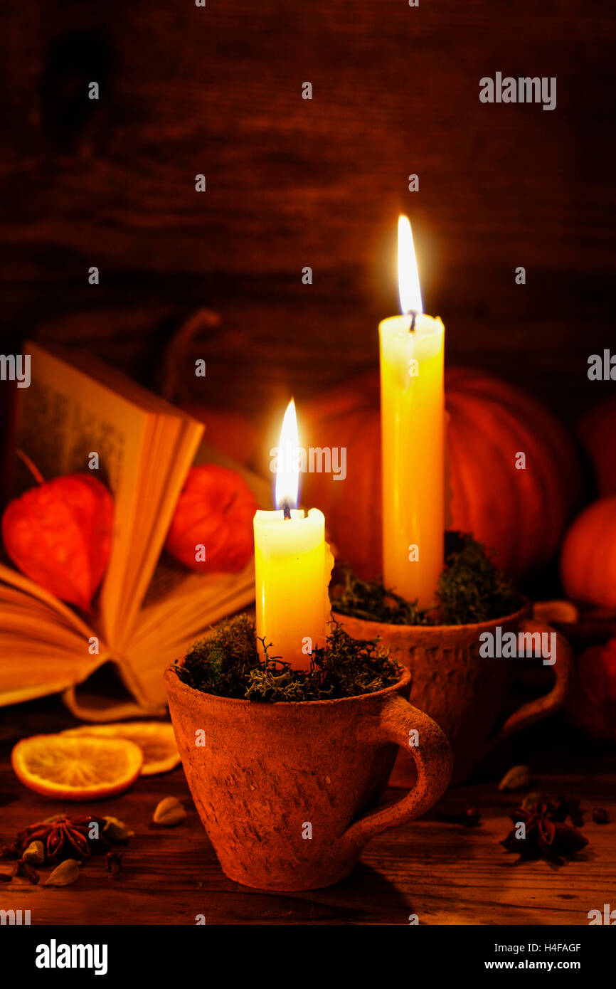 Autunno decorazioni: portacandele nella vecchia Caraffa in ceramica. Il decor di partito Foto Stock