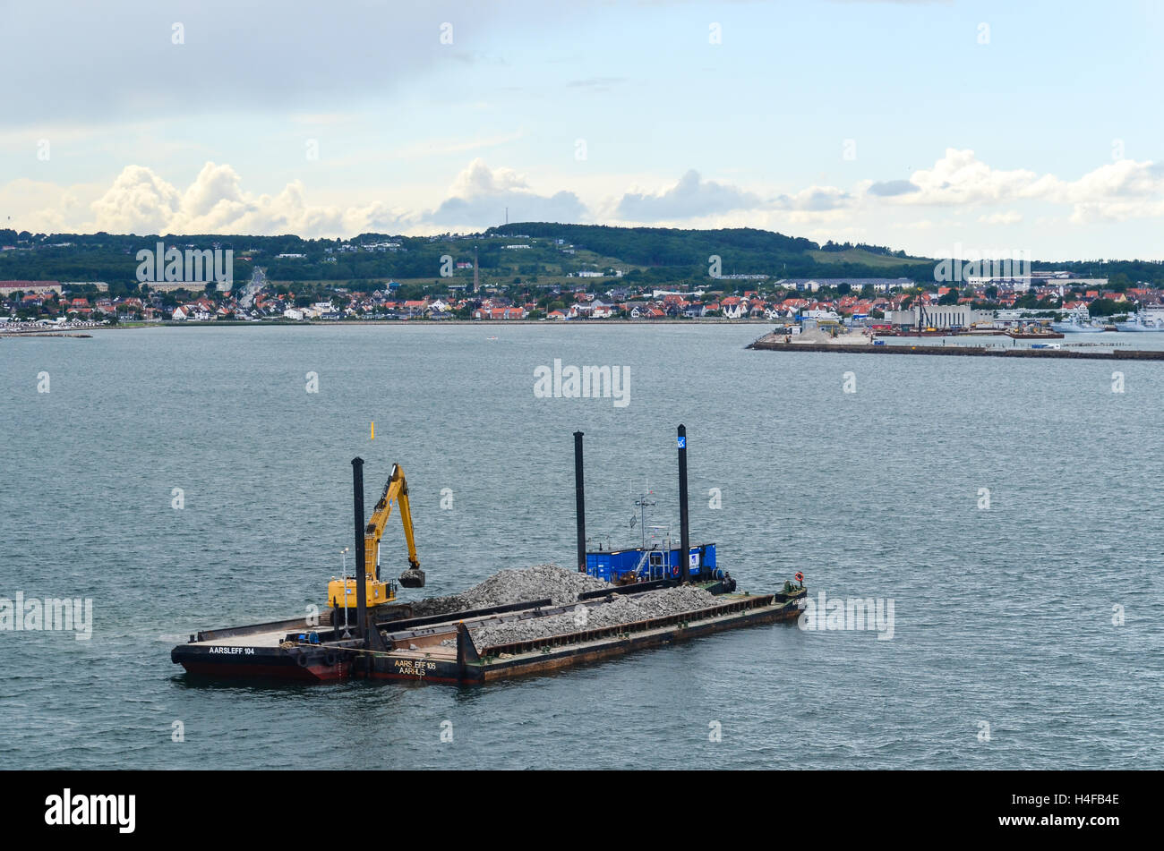 Barge lavorando vicino al porto di Frederikshavn, Danimarca Foto Stock
