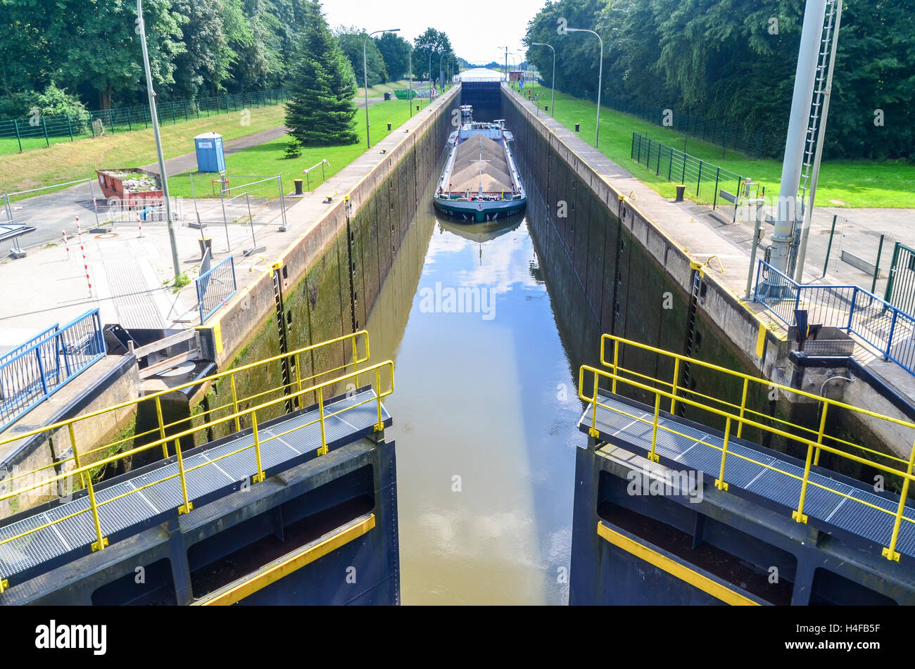 Barge passando un blocco su un canale del fiume Weser in Germania Foto Stock