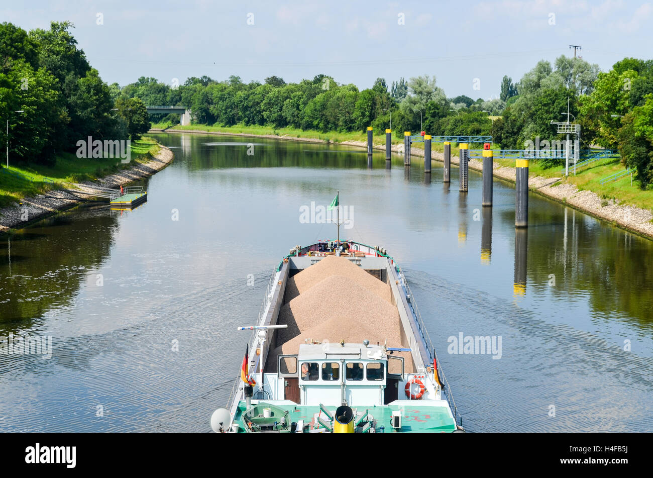 Barge passando un blocco su un canale del fiume Weser in Germania Foto Stock