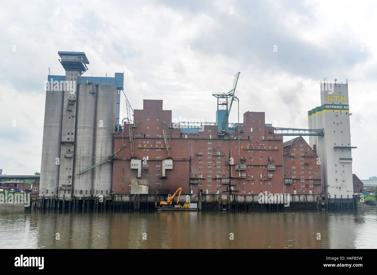 Il vecchio magazzino nel porto industriale di Amburgo Foto Stock