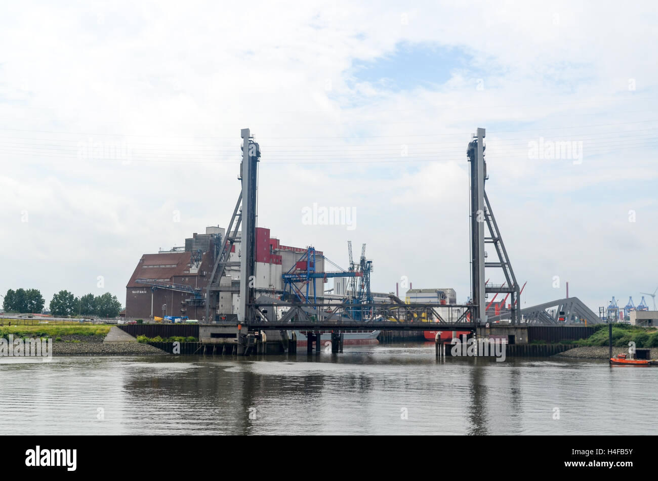Verticale-ponte di sollevamento in Hamburg zona industriale, Germania Foto Stock