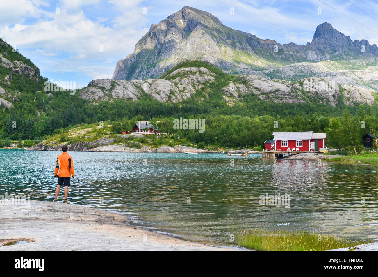 Explorer e cabina per il fiordo nel nord della Norvegia: all'aperto, fiordi e montagne Foto Stock