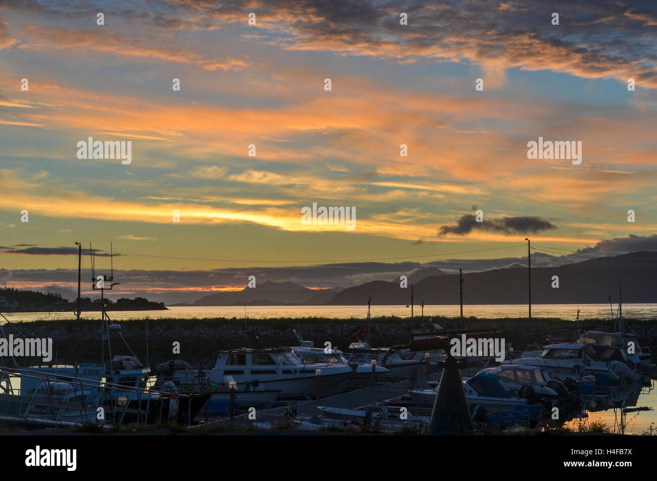 Tramonto sul porto di Botnhamn, Senja, Norvegia Foto Stock