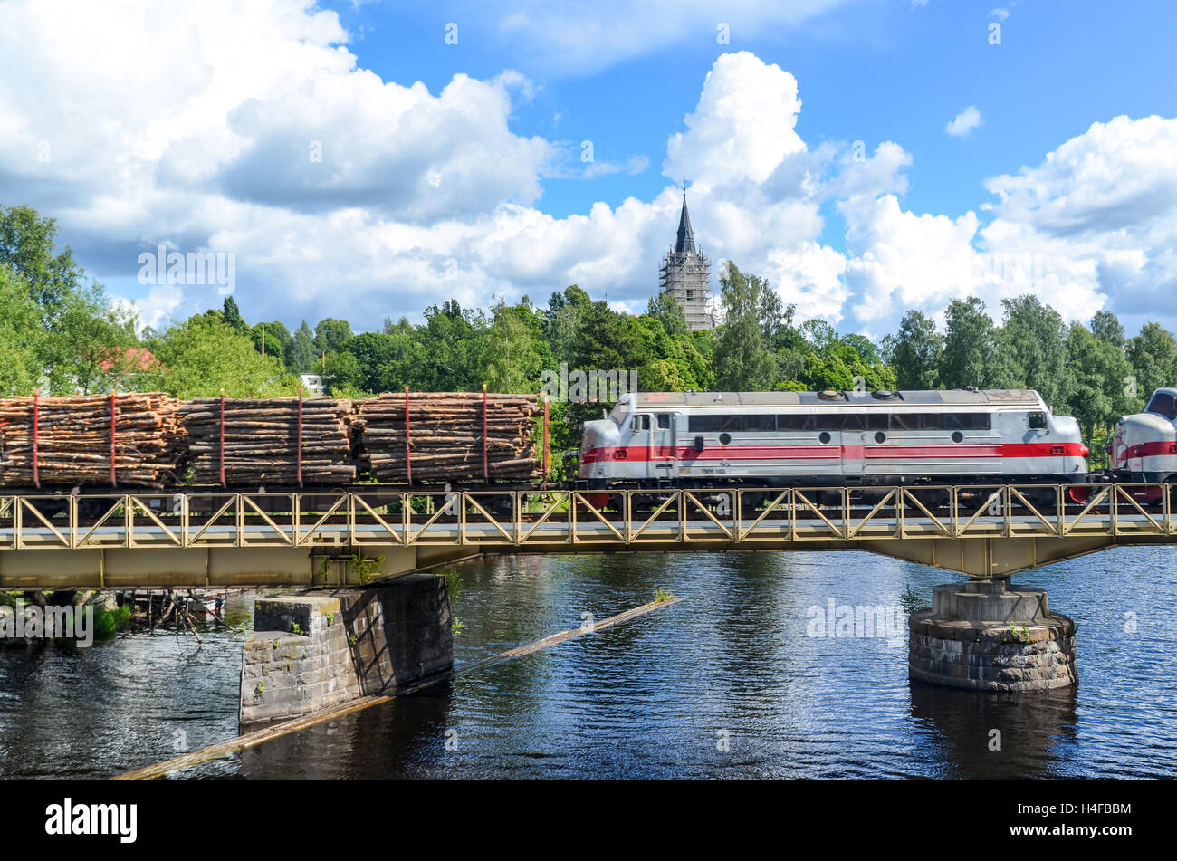 Treno Il trasporto di ciocchi di legna a Sunne, Svezia. Il legno è una delle principali esportazioni della Svezia Foto Stock
